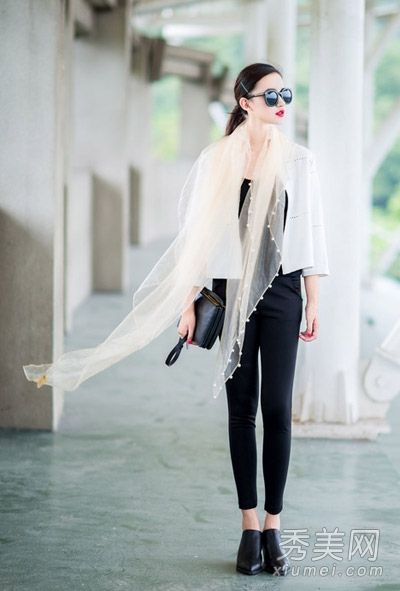 初秋，一个穿着朴素黑白相间的菜鸟被提升为御姐。