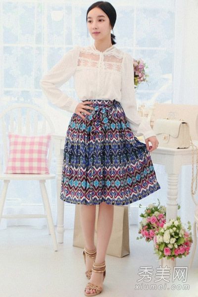 这件夹克配一条a字裙。初秋的时候，它看起来又瘦又好。