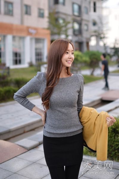 秋季的满分比赛模型毛衣，以保持温暖和新鲜。