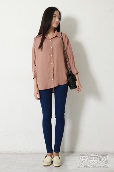 八条紧身牛仔裤搭配一秒钟，打造出修长的筷子腿。