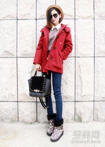 红色外套的圣诞约会甜美迷人。