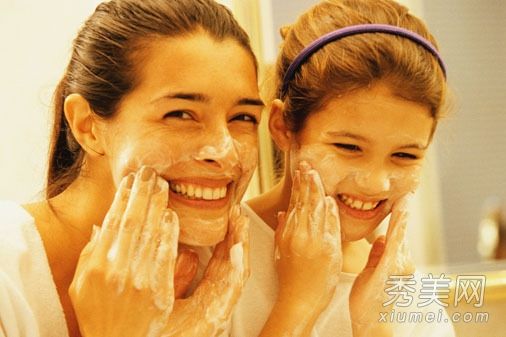当你不花钱去美容就洗脸时，你的皮肤很好。