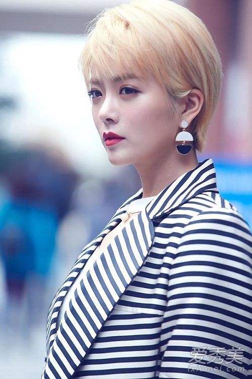 什么品牌的刘猛甜蜜服装在星光大道闪耀？田的同衣