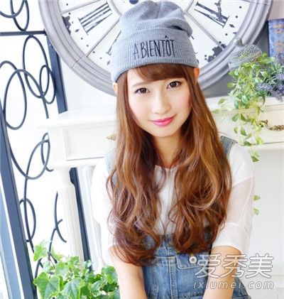 女孩最新的小脸发型和精致的V型脸展现出来