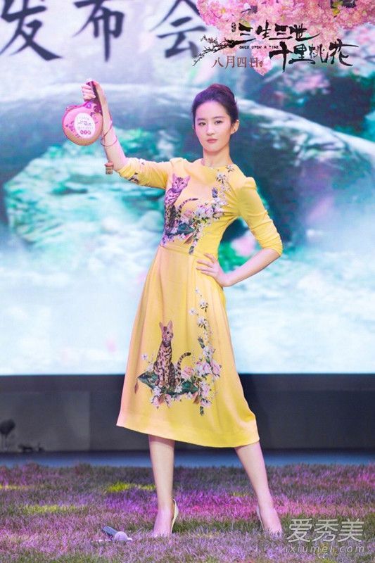 参加“三代三代”影子版新闻发布会的刘亦菲服装是什么品牌?