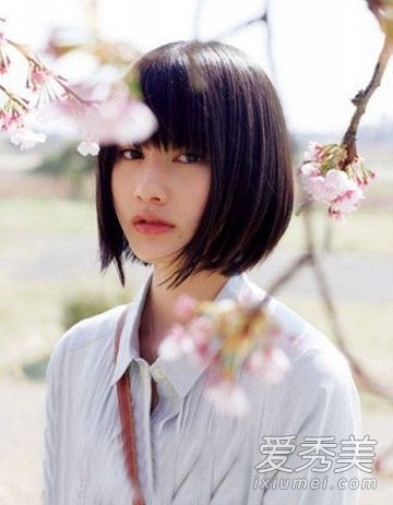 更换短发会立即使年龄降低5岁。短短的直发流行了15年。