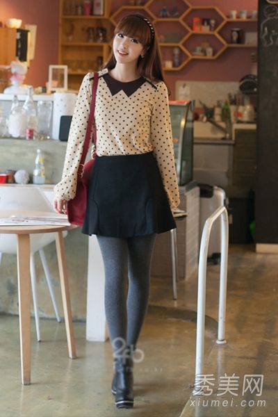 初秋的时候，一个小女孩必须学会穿长袖t恤和短裙来展示自己的身体