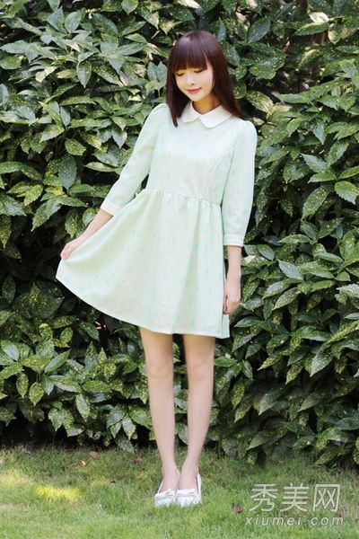 懒女孩在初秋出门。长袖衣服也是一种淑女。