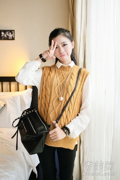 初秋针织品通过巧妙的搭配释放清新和甜蜜。