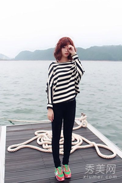 长袖t恤配紧身裤又高又薄，颜色简单。