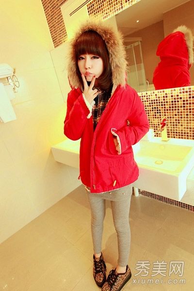 连帽棉衣与长裤搭配，温暖时尚