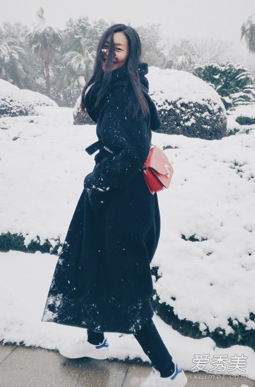 刘雯最新款私人套装配红包抓镜