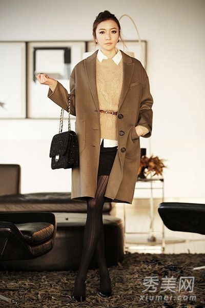 白领喜欢优雅的8件羊毛大衣、裙子和裤子。