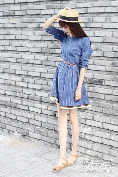 长袖连衣裙很容易与初秋相配。