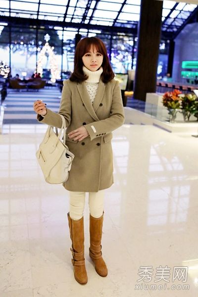 冬天打扮的胖女孩穿外套、裙子和裤子都很苗条。