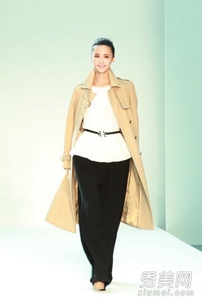 汤唯高圆圆的女主角外套与优雅的氛围相得益彰