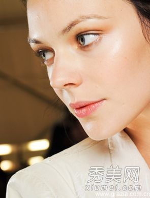 臉部化妝粉:創造淡妝的5種方法