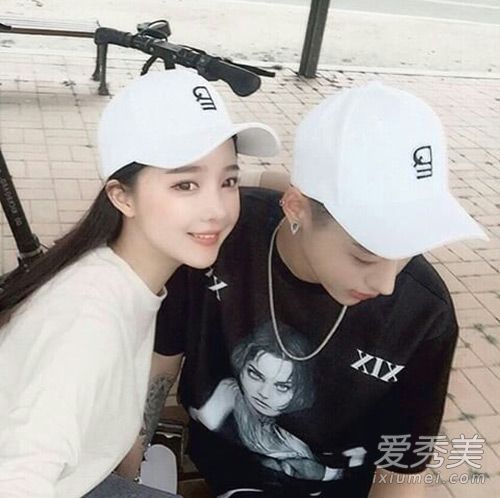 如何戴棒球帽？我想把日本和韩国的女孩换成这样。