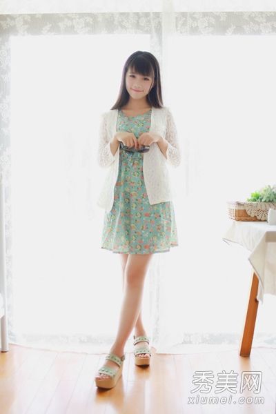 针织开衫+连衣裙女士通过隐藏骄傲的肌肤来展现苗条。