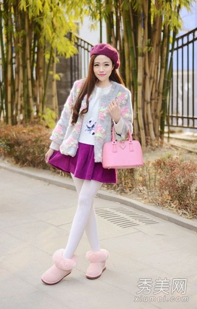 仿皮草外套+裙子彰显名人女儿气质