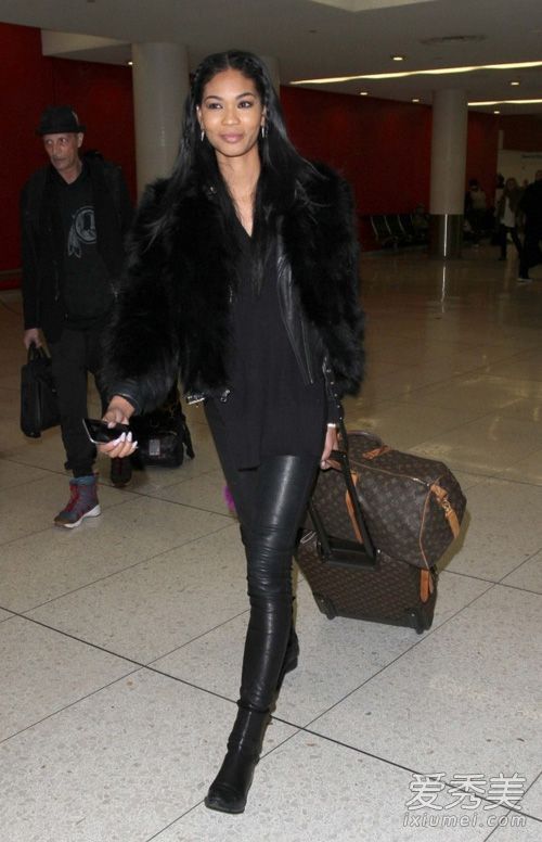 多亏了这件短夹克，它才强势回归。