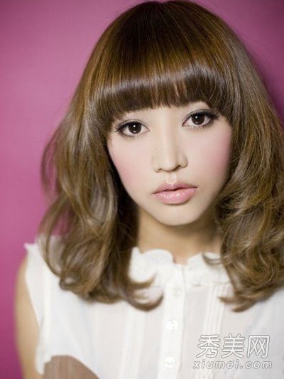 2013年，最新款的女孩刘海整齐的发型发生了很大变化。