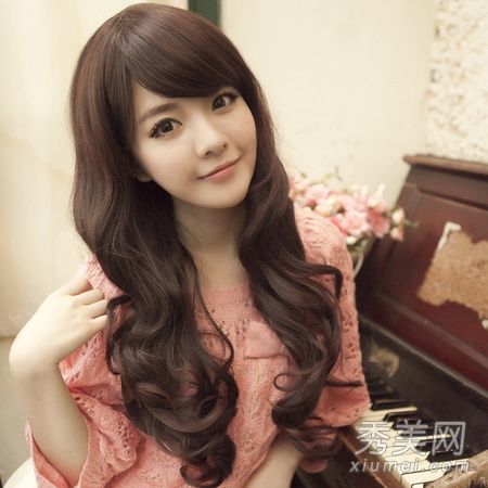 2013年，斜刘海是最流行的修剪发型。