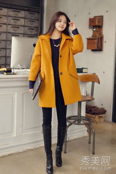 这一季的西装领外套最受欢迎的搭配是平角短裤，它隐藏了瘦肉。