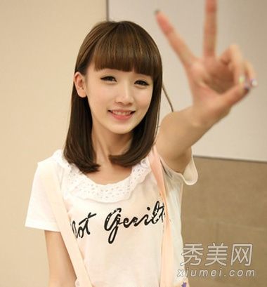 甜美的老刘海是夏天最引人注目的发型。