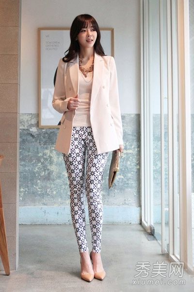 穿着西装和紧身裤时，秋OL气质显得端庄。