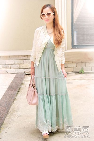 在九月，漂亮的长裙最好穿在女式针织衫和夹克里。