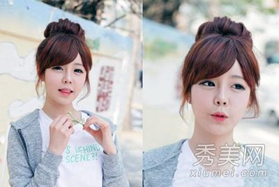 韩国女孩用漂亮的发型很容易做出可爱的小脸蛋。