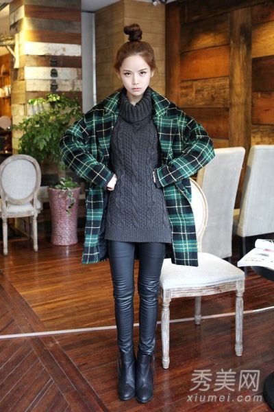 八件冬天温暖潮湿的斜纹软呢大衣和长毛衣是最流行的