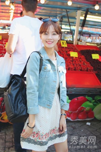 秋天穿短外套的矮女孩看起来很高。