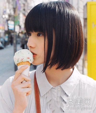 多彩的夏季时尚和凉爽的短发备受追捧