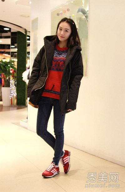 棉衣和锥形平角短裤遮住了卫生间的腰部，露出了筷子腿