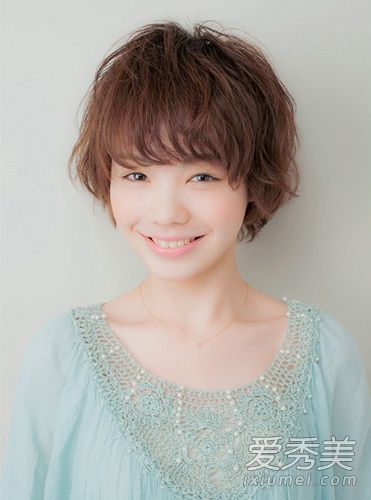 2015年最受欢迎的发型:16种短发风格清新迷人。