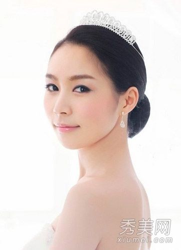 美麗的韓國新娘秀發綻放優雅魅力