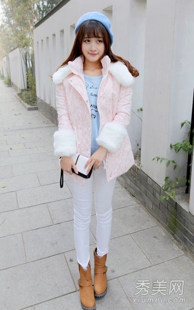 冬季时尚女式棉衣配紧身裤，修身时尚。