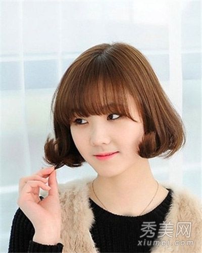 女孩被要求有甜美的发型、卷发、波浪头和眼睛