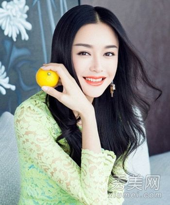 长长的卷发和优雅的气质是今秋流行的