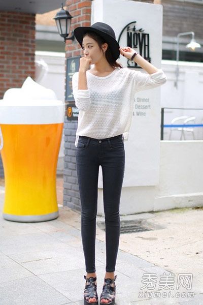 初秋雨天,针织打底裤毛衣很流行。