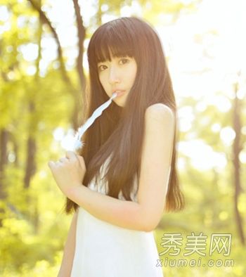 最热的韩式刘海,略微卷曲的头发更甜美、更清新。