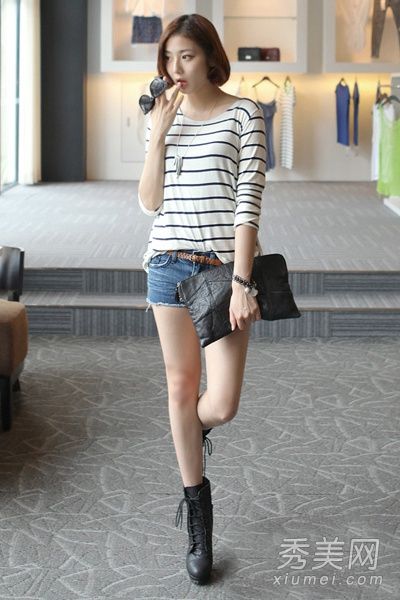 初秋高挑简约，搭配短裤和靴子，打造修长美腿