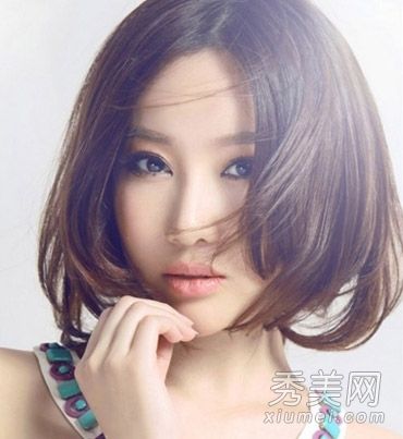 秋季最流行的女孩帅气直发造型画