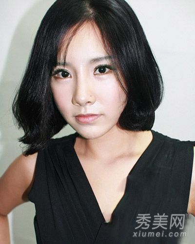 最新的韩国女孩的发型是自然的黑色，年龄的减少不受影响。