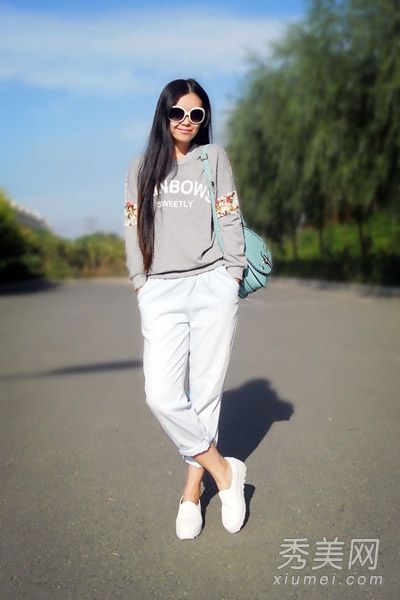 穿休闲裤，穿上青春活泼的感觉。