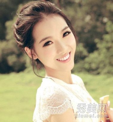 最新的8个女孩在秋天看起来又好又漂亮。