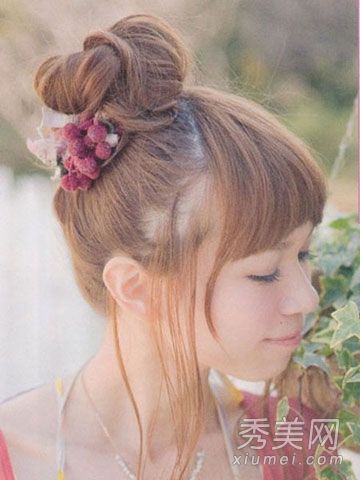 8个球与头发绑在一起,创造可爱的小女孩气质