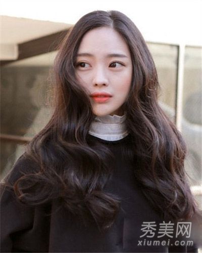 发型甜美的韩国蛋卷和小卷发最有吸引力。